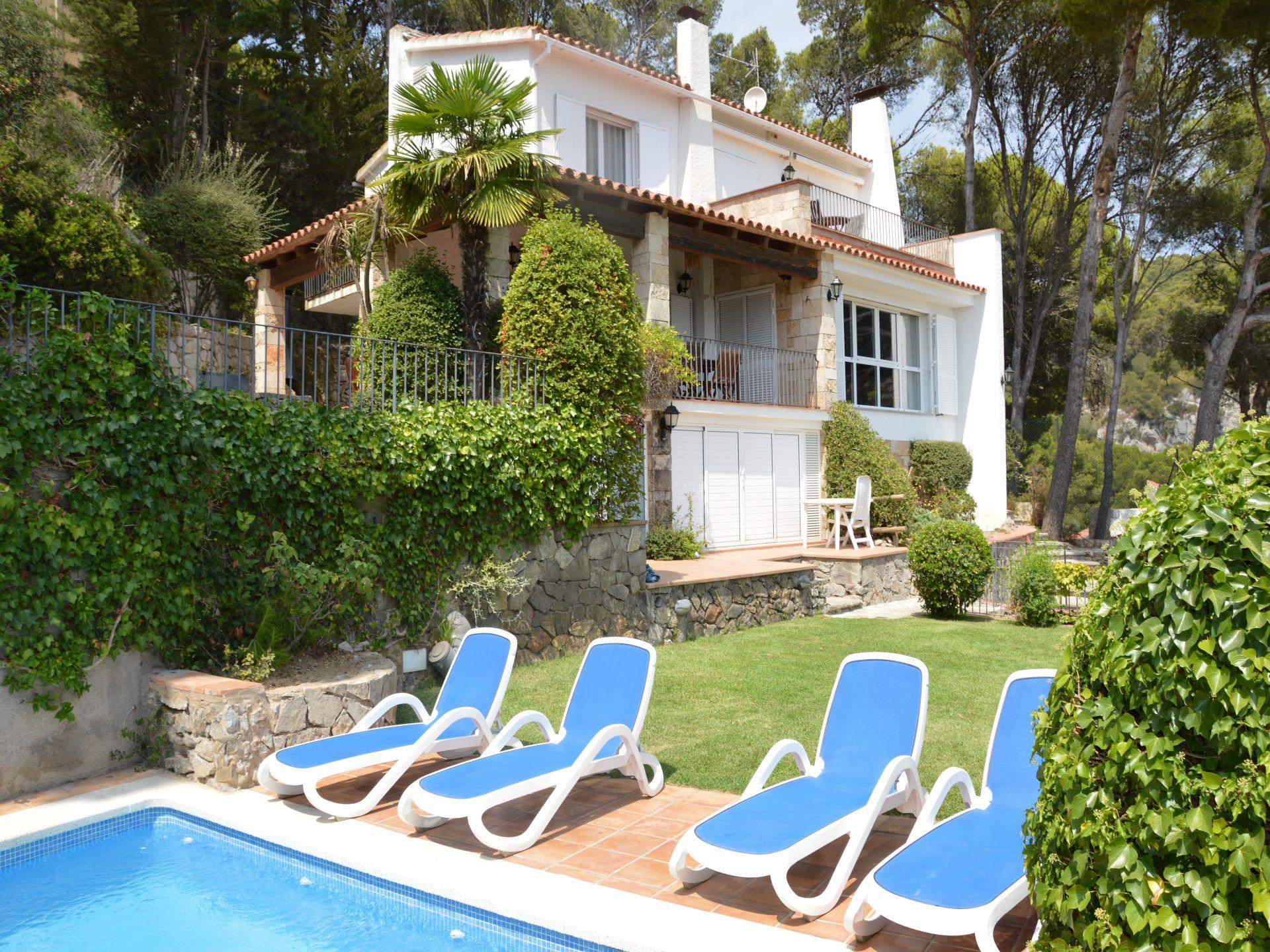 5 bedroom Holiday Villa to Rent on the Rocamaura, L'Estartit (Sleeps 10)