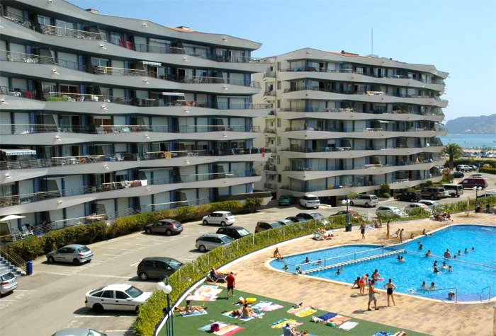 L'Estartit apartment complex near the beach